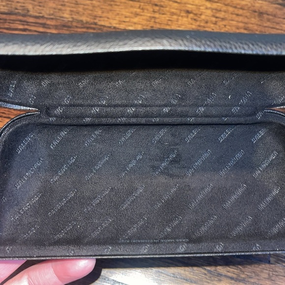 Balenciaga sunglasses. Brand new with case and lense cleaner cloth - Picture 4 of 12